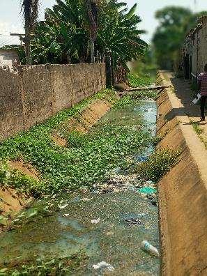Vue d'un canal d'évacuation des eaux pluviales et ménagères à Grand-Bassam (Sud-est Abidjan)