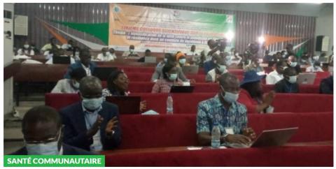 Photo d'ensemble des participants au 6eme colloque scientifique de la santé sur le paludisme