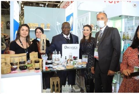 Photo du ministre de l'agriculture et des fabricants de boisson à base de cacao