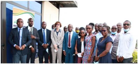 Photo d'ensemble des experts et consultants pour consolider les rapports sectoriels