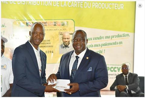 Photo de la remise officielle des cartes à vocation multifonctions aux producteurs de café-cacao