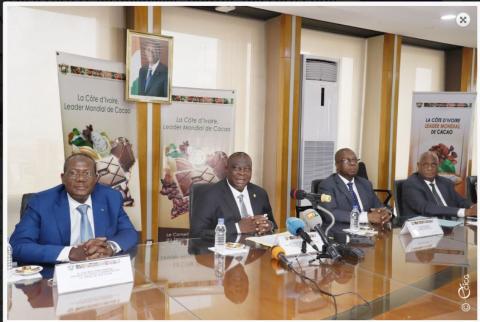 Photo de la rencontre lors de la fixation du prix bord champs du cacao