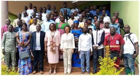 Photo de l’équipe du projet et leurs partenaires à la fin de la cérémonie de lancement