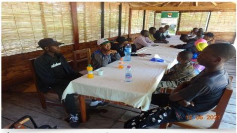 Photo des échanges entre les agents de l'OIPR et la population de Bania